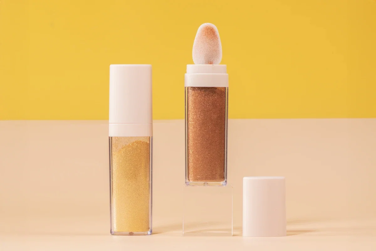 自有品牌拍拍高光粉,质地超细腻,可打造自然光泽妆容,有白月光、金棕和金色可选。