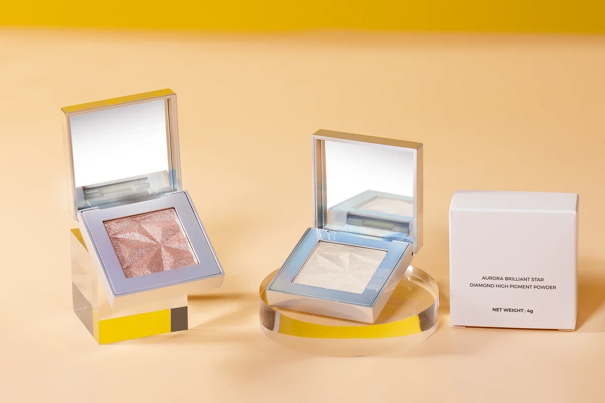 自有品牌高光粉,含有反光颗粒,可提亮暗沉肌肤,打造光泽妆效。