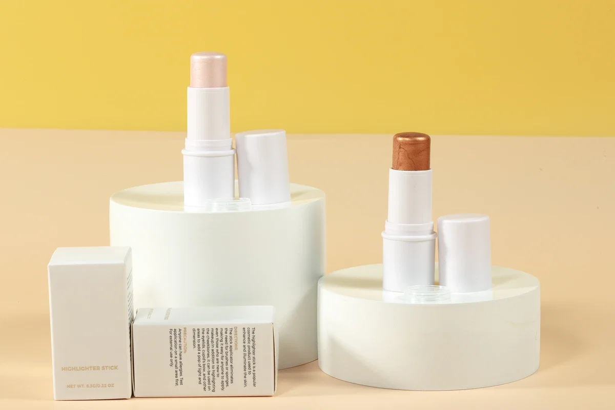 自有品牌多功能闪光棒,可在脸颊、额头和颈部打造自然3D妆容光泽。