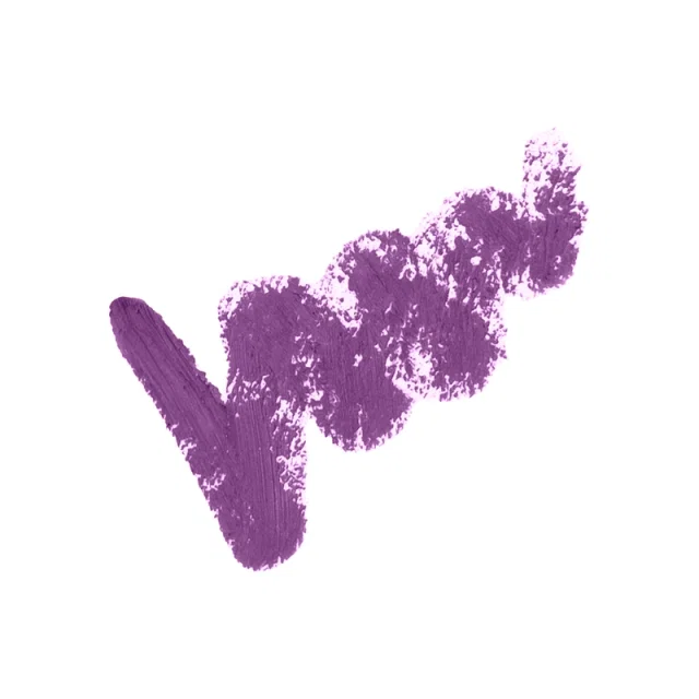 Мазки карандаша для губ фиолетового цвета на белом фоне