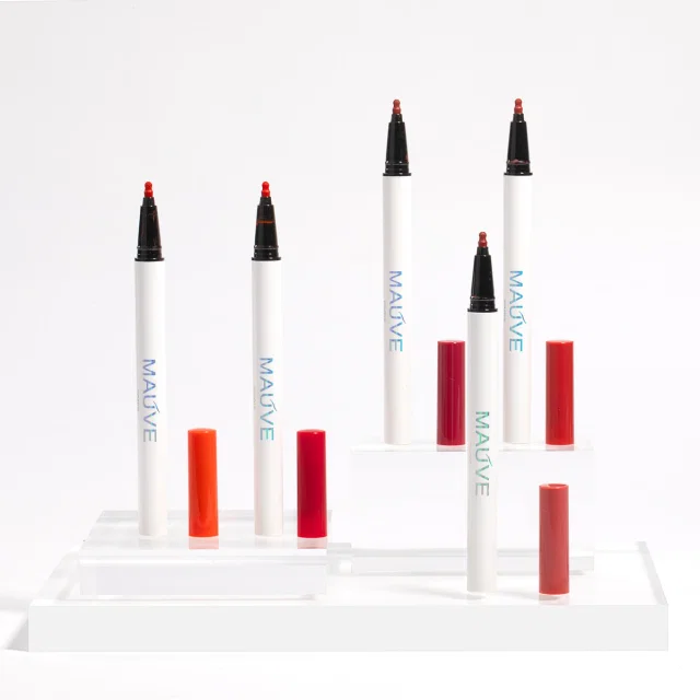 五支唇线笔立在透明亚克力柱上,白色背景