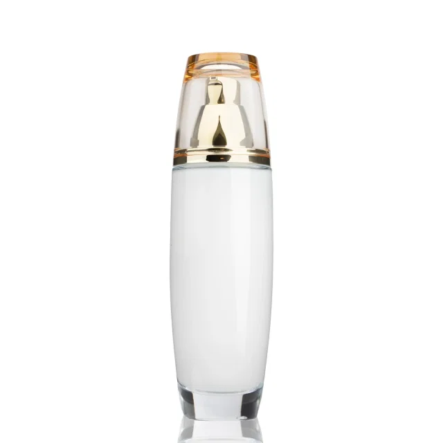 Крупный план увлажняющего лосьона для лица под частной маркой с крышкой на белом фоне