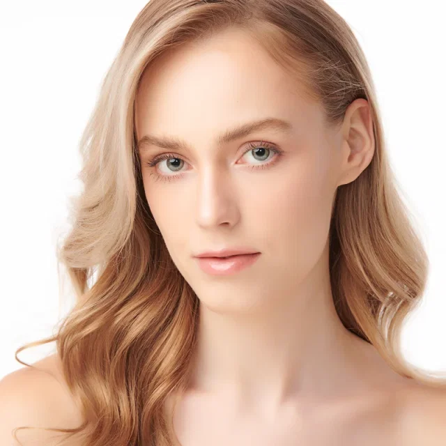 Молодая азиатская женщина с чистой кожей на белом фоне